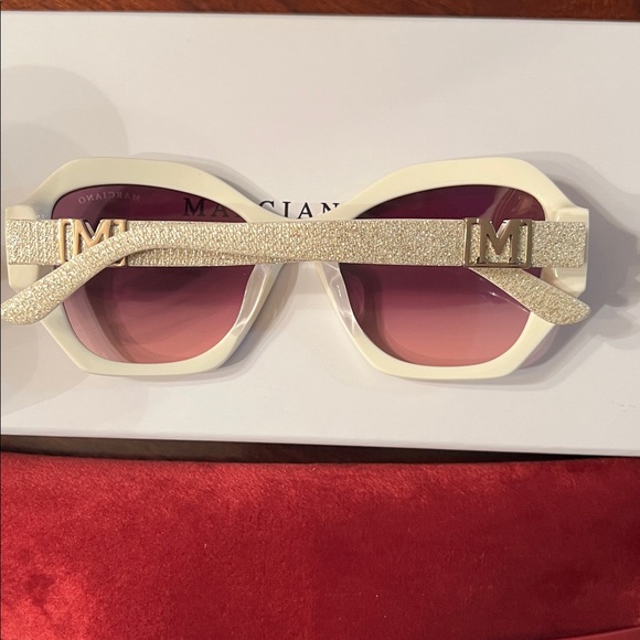 BRAND NEW GUESS BY MARCIANO GM00007 25F SUNGLASSES. NWOT - Picture 11 of 12